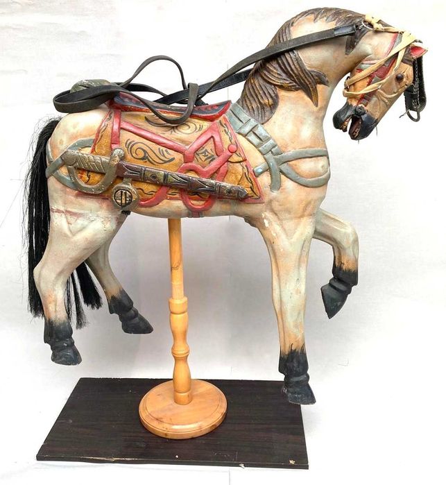 Cavalo decorativo antigo em madeira maciça