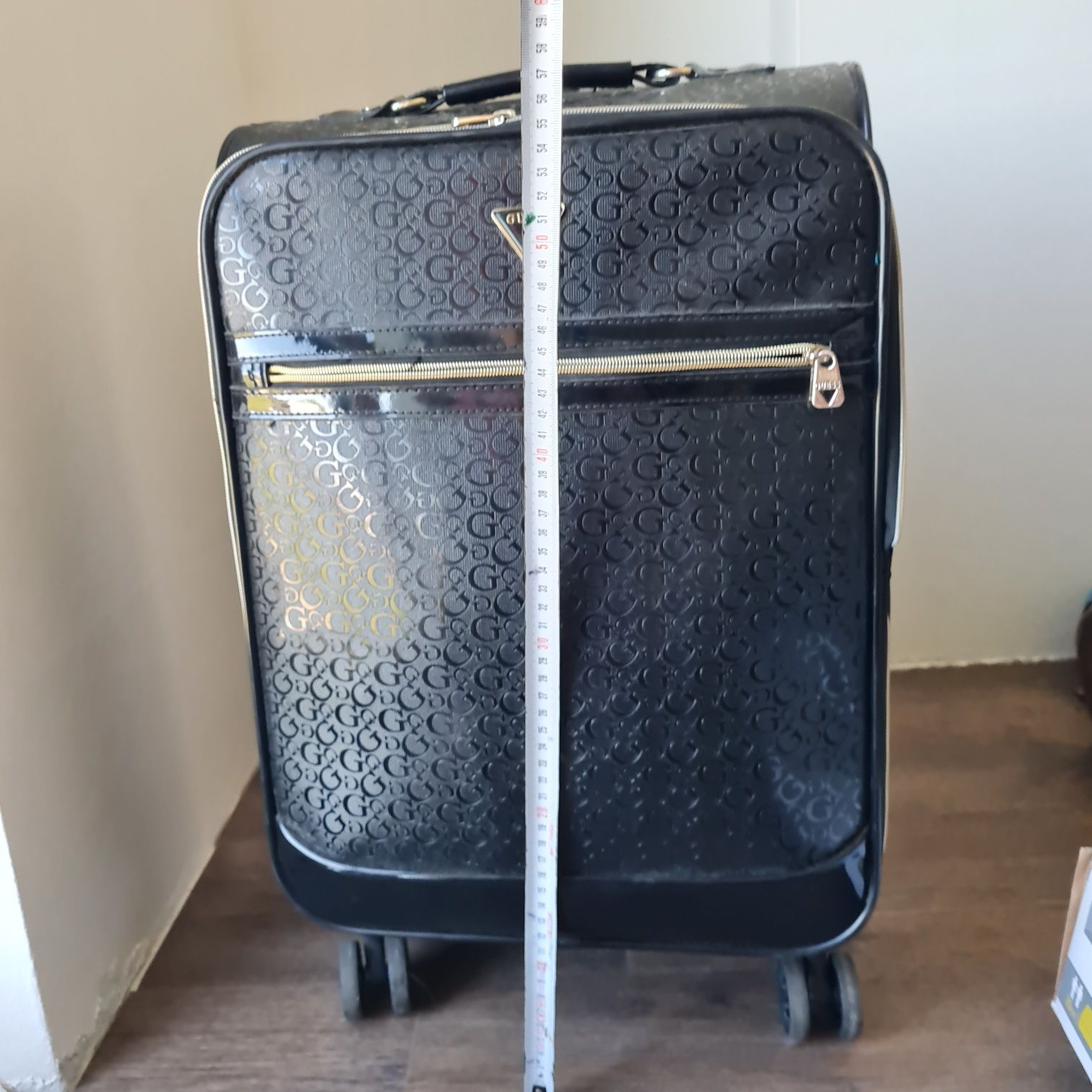 Guess walizka travel torba podróżna logowana logo czarna złote zamki
