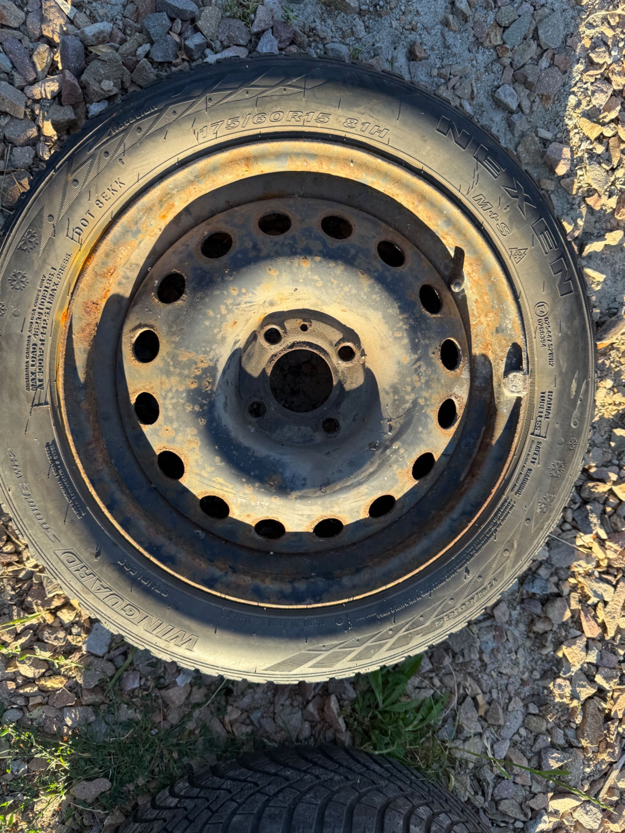 Cztery opony zimowe z felgami nexen, falken 175/60/R15