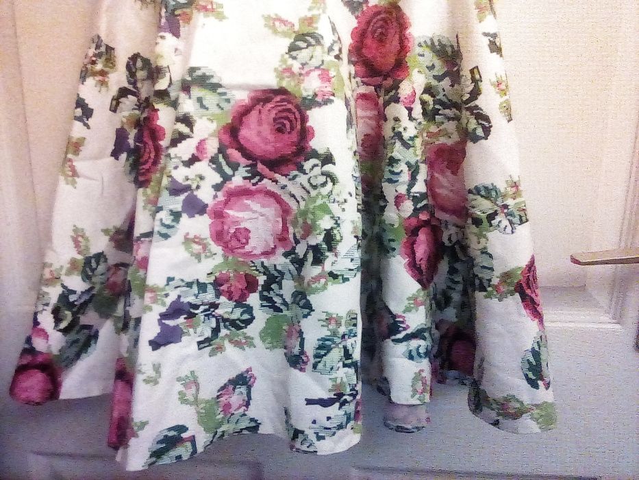 Sukienka w kwiaty s. Moriss r 36, kolor jasna z motywami kwiatowymi.