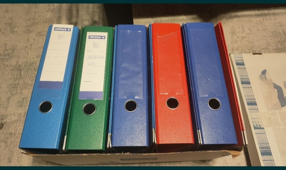 Zestaw 10 szt segregatorów 
Używane w bardzo dobrym stanie 
Różnokolor