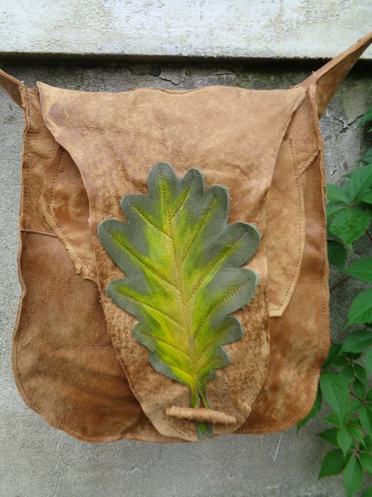 Artystyczna torebka skórzana z liściem. Handmade