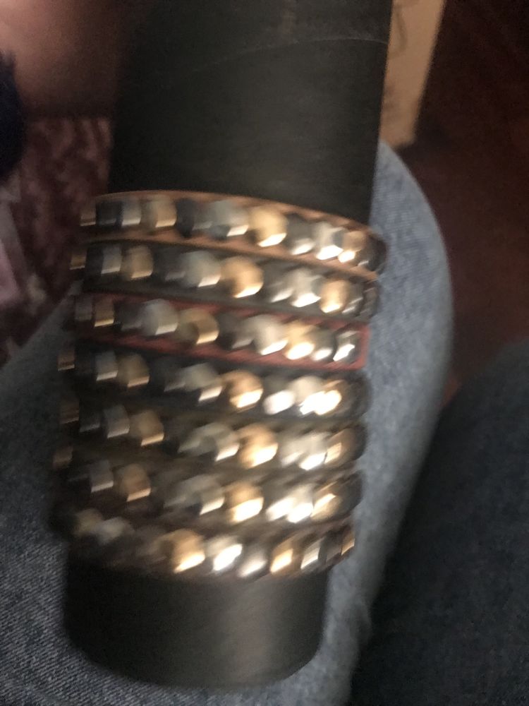 Pulseiras de couro com tachas, Novas