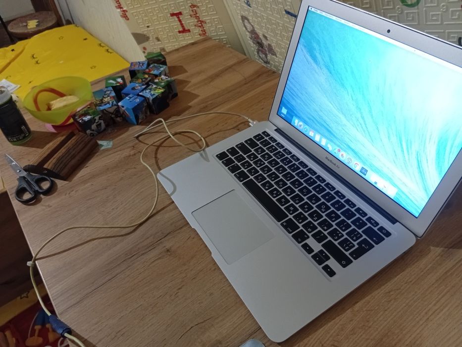 Макбук MacBook Air 2015рік(потребує заміни батареї)+встановлення macOS