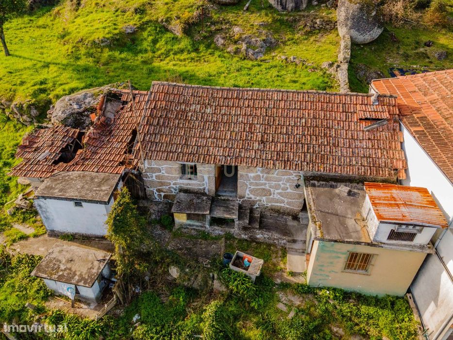 Moradia V2 para restauro em Abragão, Penafiel