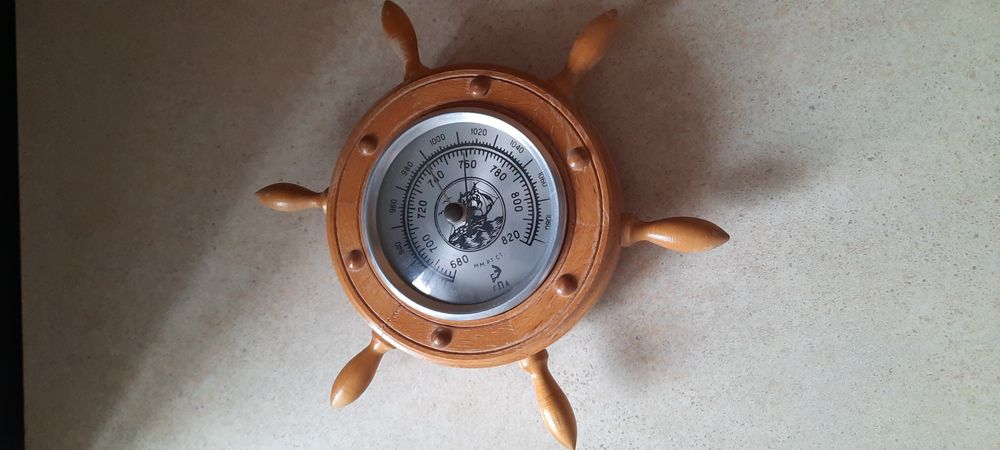 Barometr w kole sterowym na ścianę
