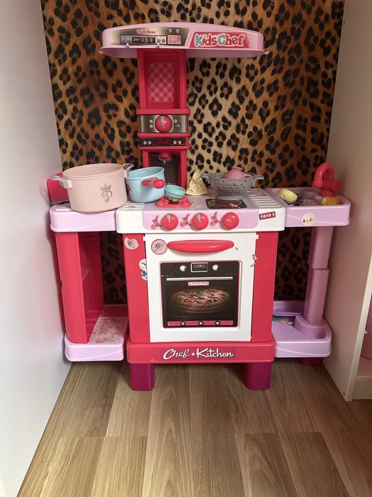 Kuchnia z akcesoriami dla malego kucharza