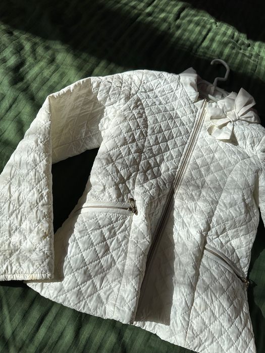 Біла дитяча курточка