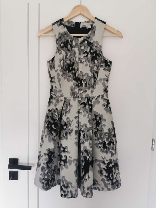 Wieczorna elegancka sukienka na ramiączkach rozkloszowana na święta