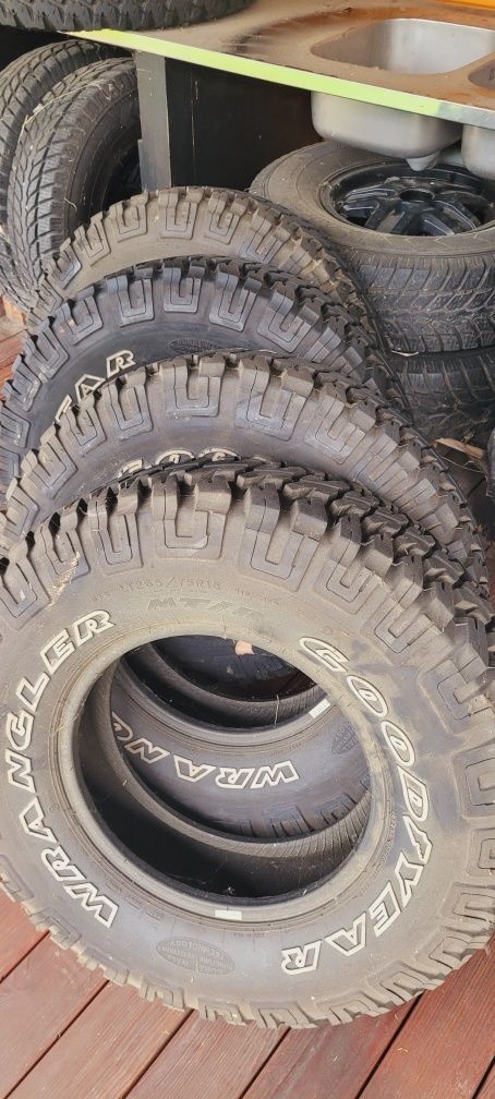 Good Year Wrangler MT/R 265/75/16