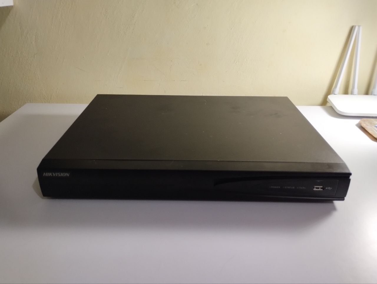 Відеореєстратор Hikvision ds-7608ni-e2 з двома HDD по 4 Тб