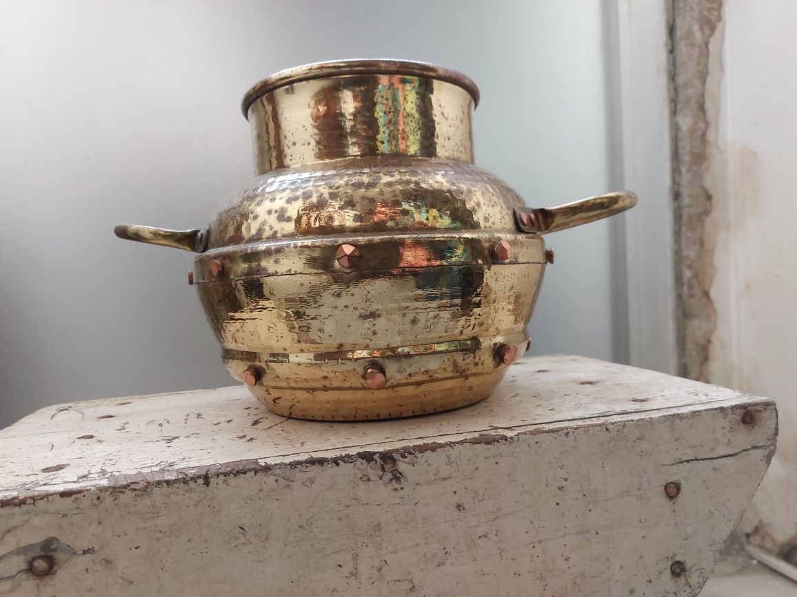 Vaso em latão com asas em ferro