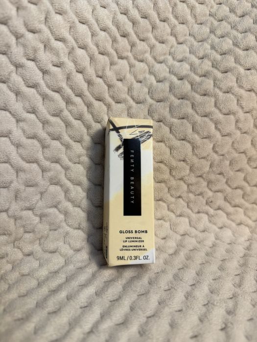 FENTY BEAUTY Rozświetlający błyszczyk do ust