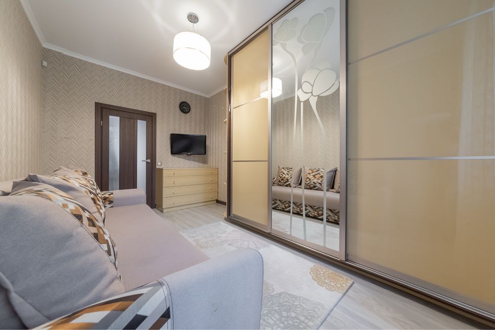 Без % Продається  шикарна квартира , 3 кімнати . Урядовий квартал .