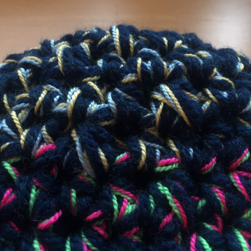 Różnokolorowa czapka na zimę zrobiona na drutach przez mamę