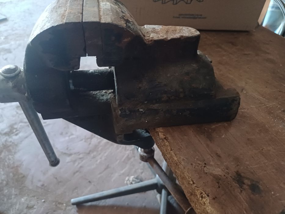 Домкраты. Топоры,Тиски станочные. кузнечные, слесарные . Петли точеные