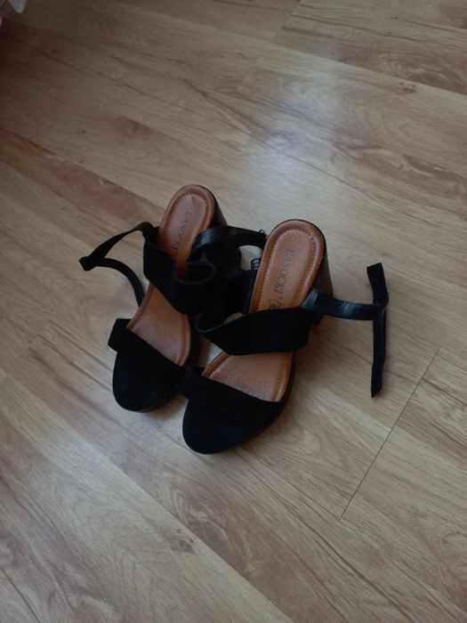 Sandały na obcasie