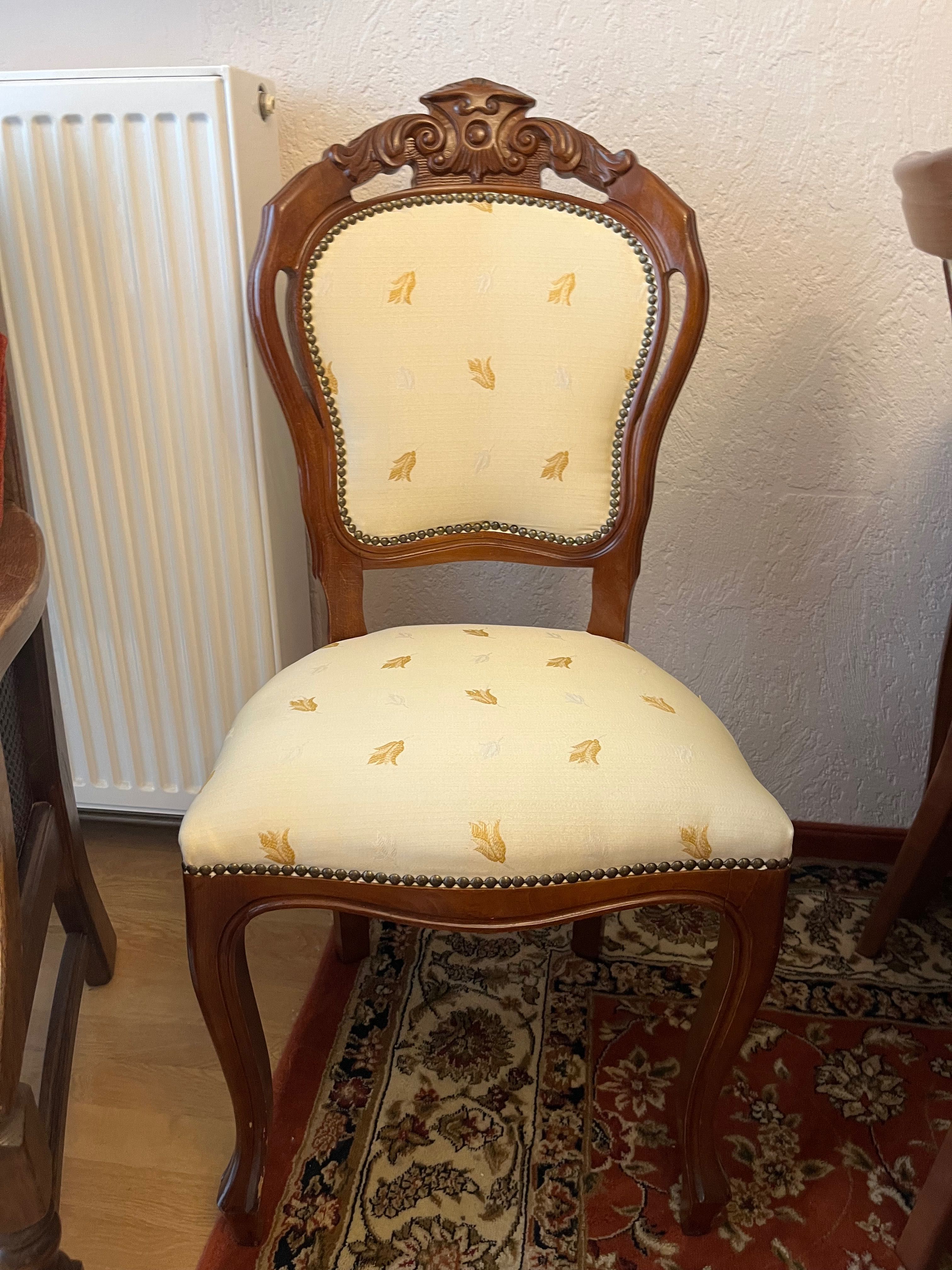 Dwa rzeźbione tapicerowane krzesła fotele w stylu Ludwik XVI