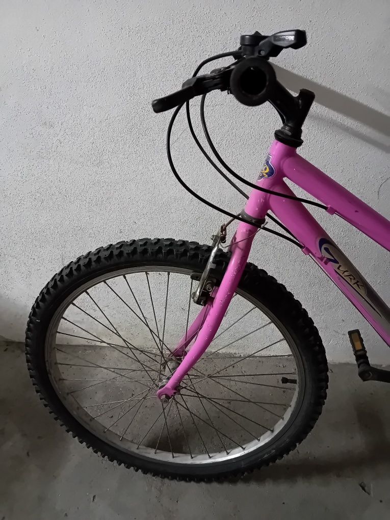 Bicicleta rosa com mudanças