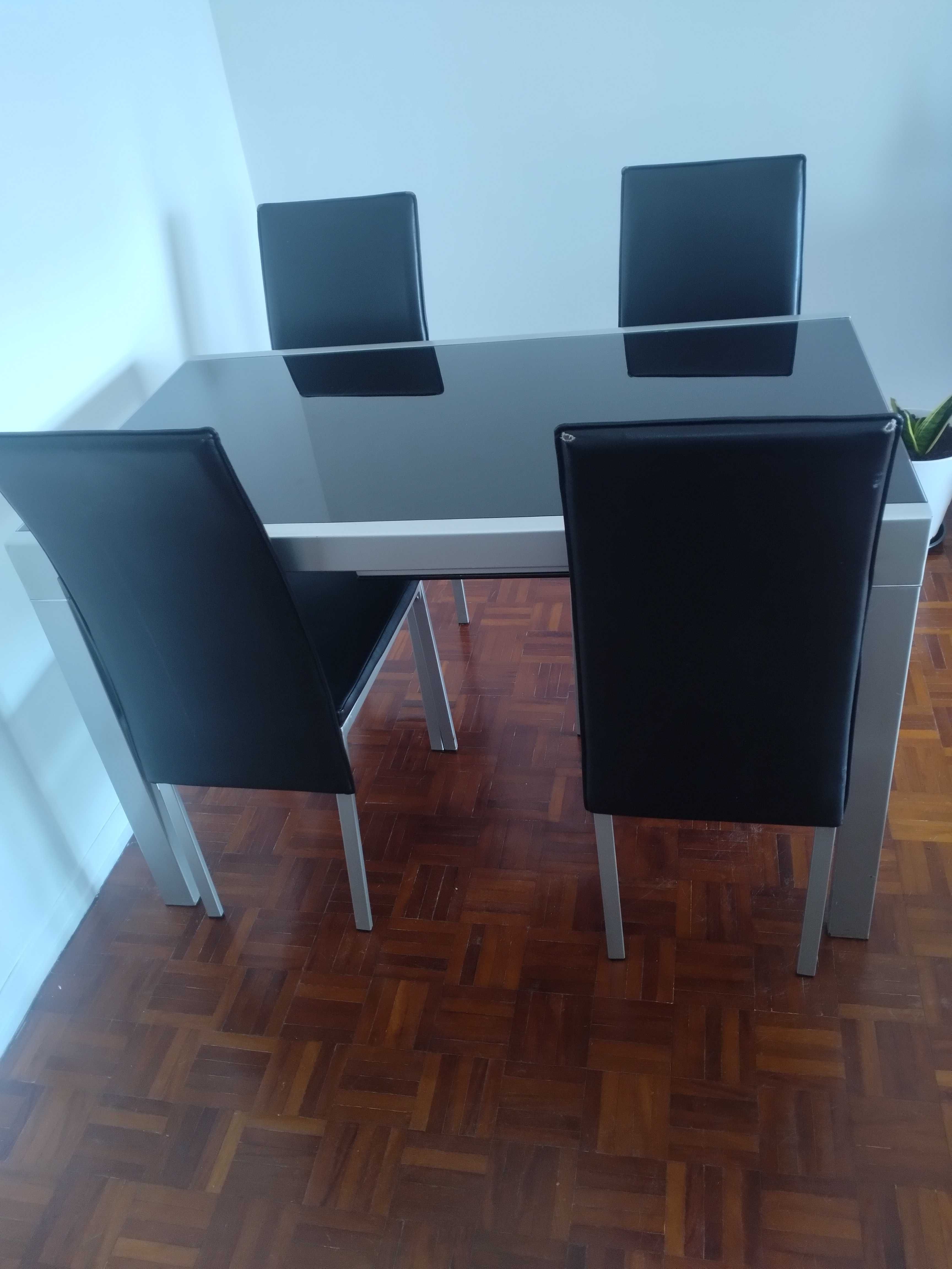 Vendo conjunto de mesa de jantar com 4 cadeiras