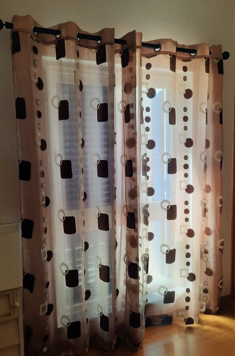Cortinados translúcidos impecáveis