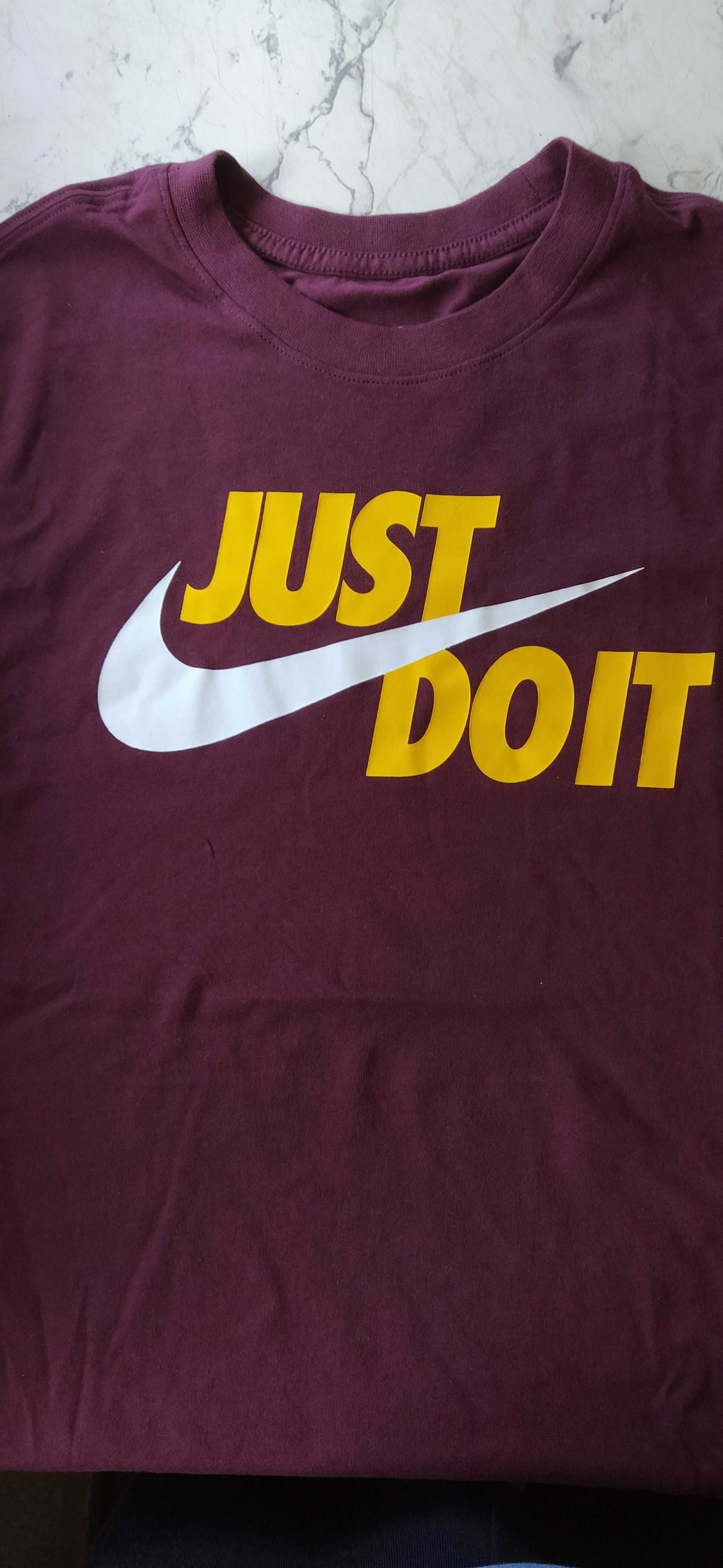 Tshirt NIKE Bordô StandardFit NOVA (c/ etiqueta; S largo)