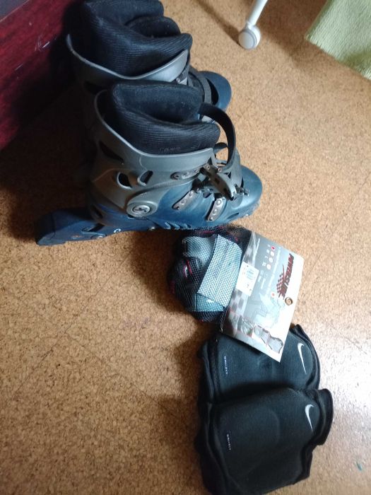 Conjunto de patins, protetores de joelhos e de mãos