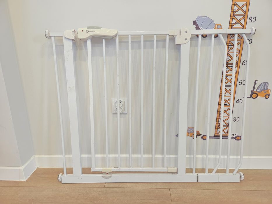 Bramka zabezpieczjąca schody. Rozporowa.