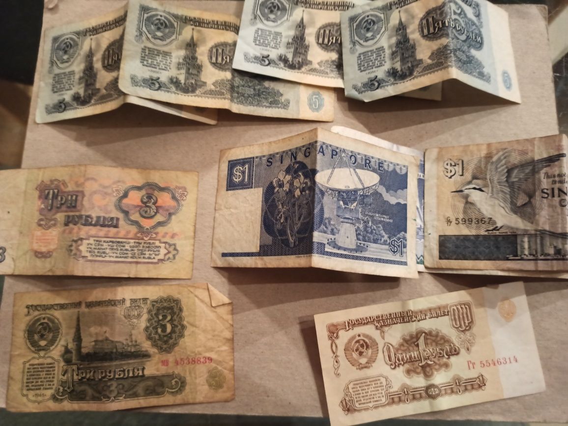 Zabytkowe stare monety i banknoty z różnych krajów
