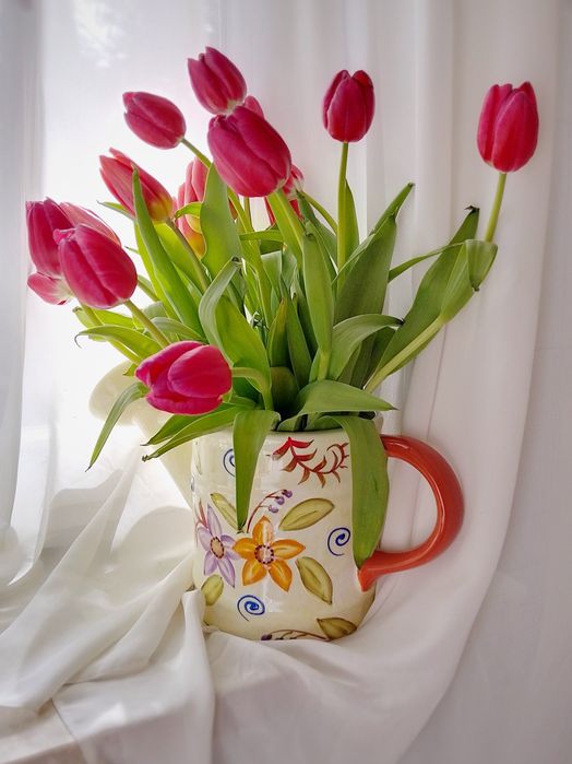 Kremowa konewka ozdobna w jesienne kwiaty