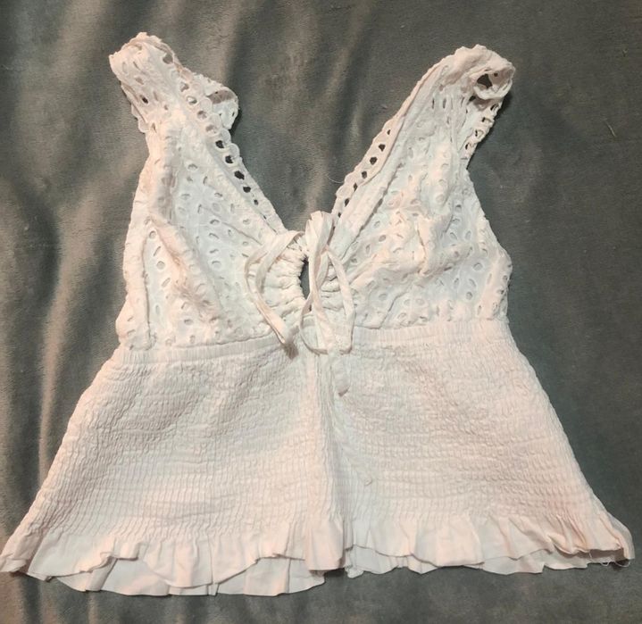 Top branco rendado com folhos