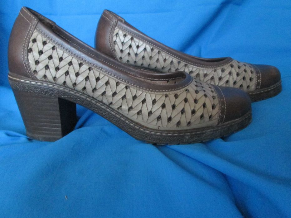 Sapatos meia estação em pele