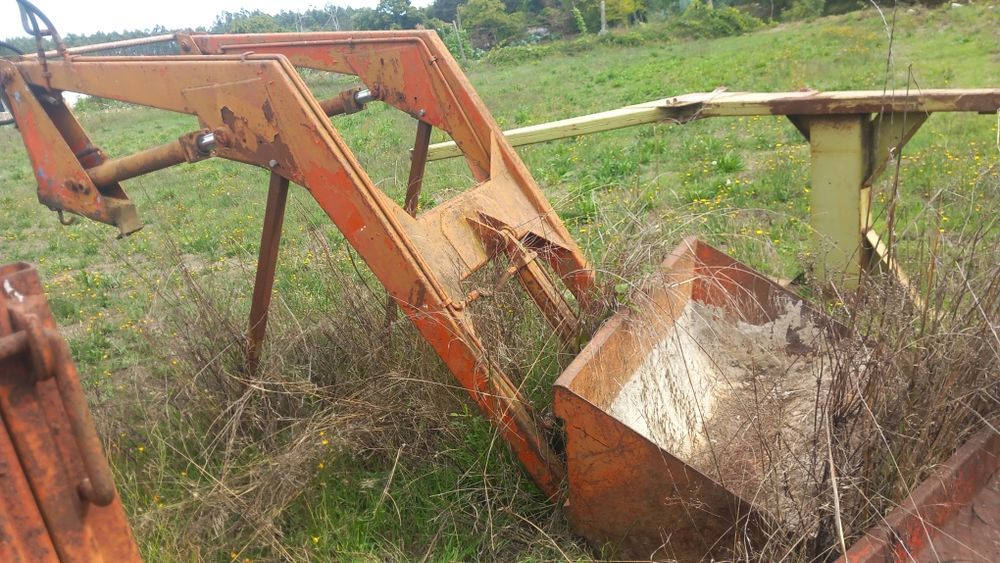 Varias alfaias agrícolas  ver as fotos