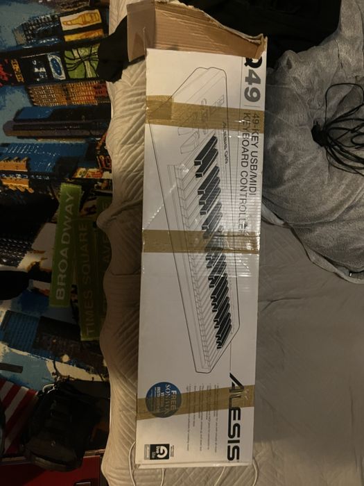 Keyboard MIDI firmy ALESIS Q49 z kablami