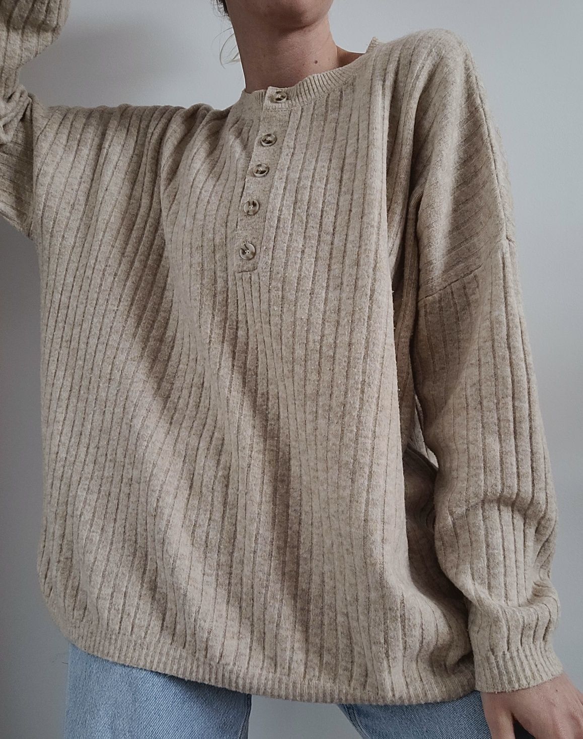 Beżowy sweter oversize Zara