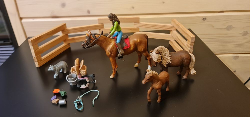 Schleich, konie, jeździec i akcesoria. Zestaw 3