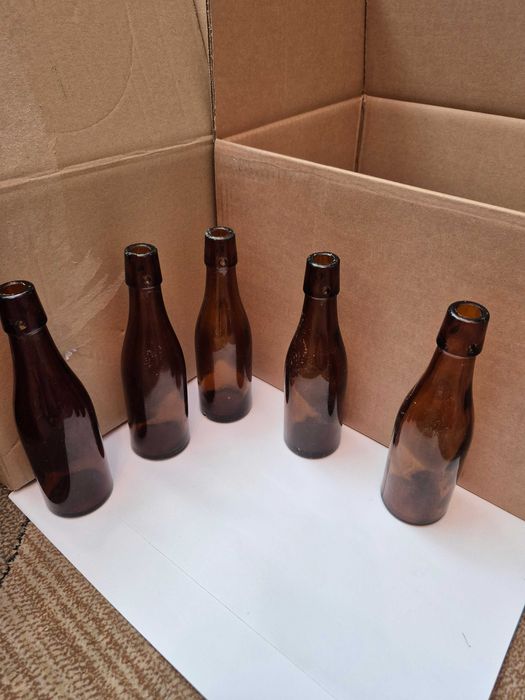 Pięć butelek po oranżadzie z prl