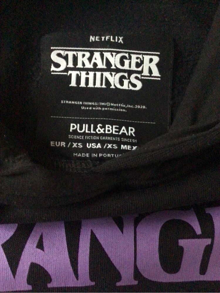 Czarna bluza Stranger Things PULL&BEAR