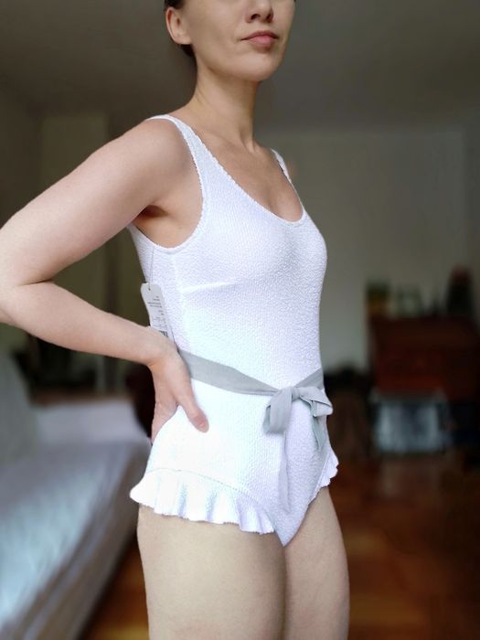 Biały kostium kąpielowy 36 z falbankami na biodrach pin up mint&berry
