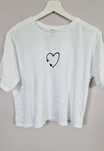Biały krótki t-shirt ASOS z serduszkiem typu crop top