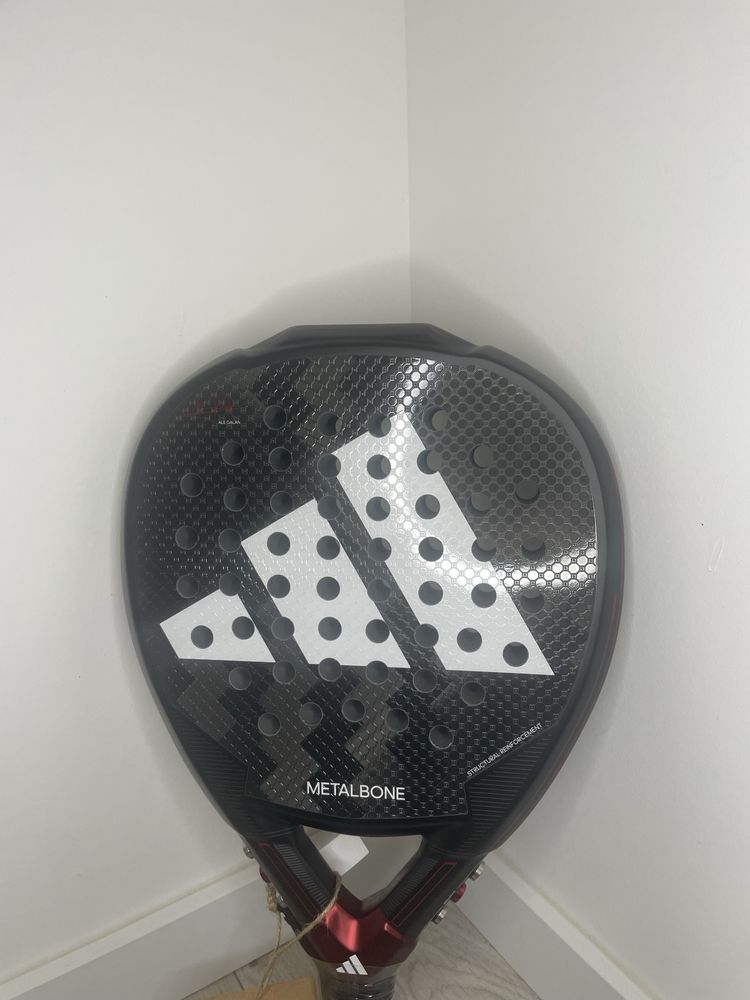 Raquete de Padel Adidas 3.3 vermelha 380€