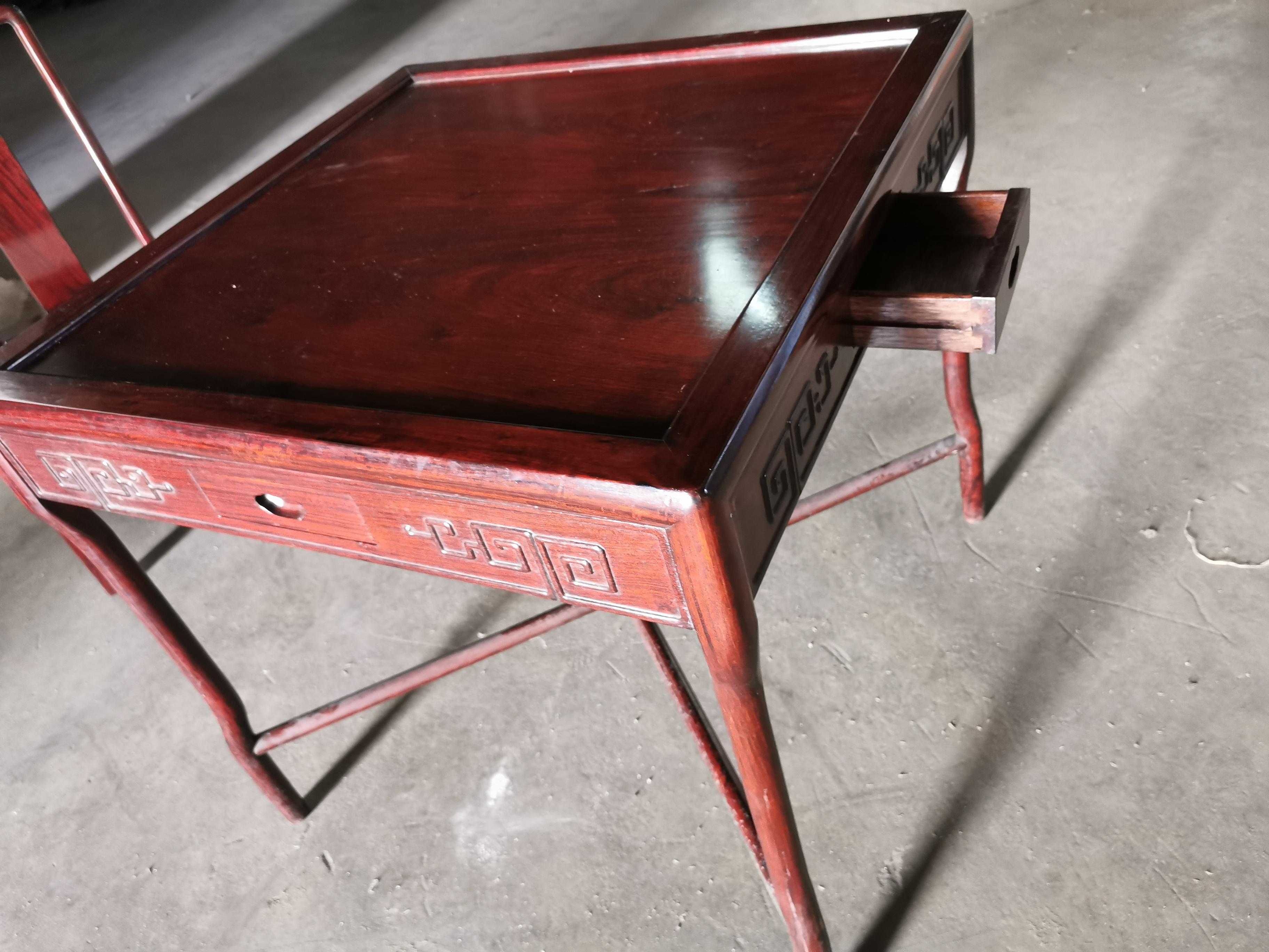 Mesa de jogo com 4 cadeiras
