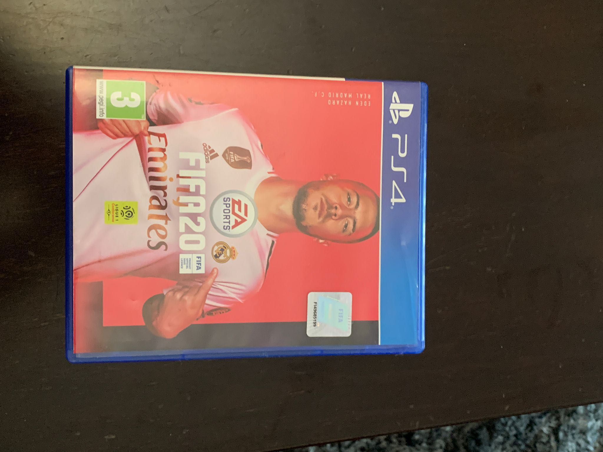 PS4 Pro + 2 comandos + 2 jogos