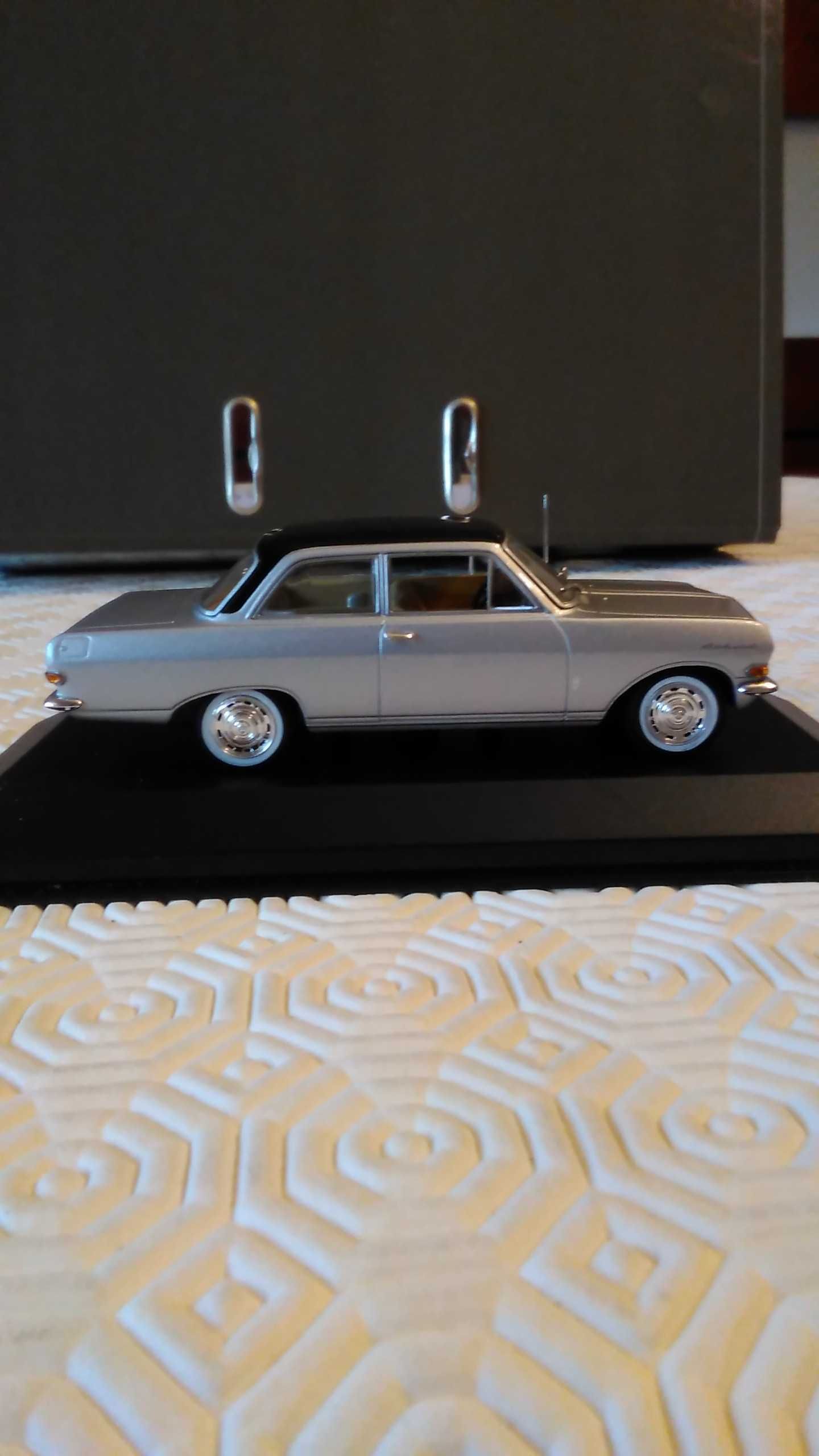 Miniatura de Opel Rekord em escala 1/43