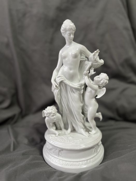 Венера з Амурами в стилі Capodimonte