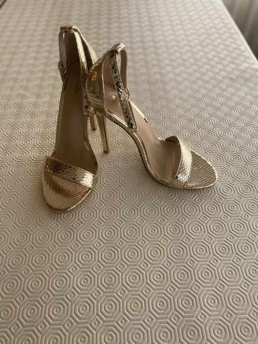 Sapatos dourados com salto tam 37