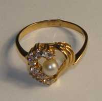 Złoty pierścionek z perłą naturalną 14 karat.