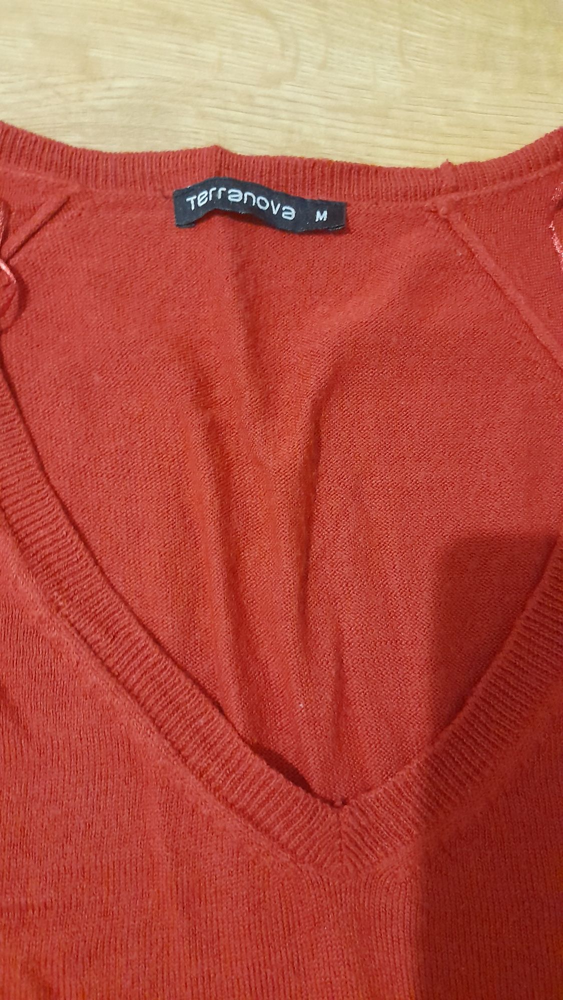 Nowy czerwony sweterek w serek, z dekoltem V