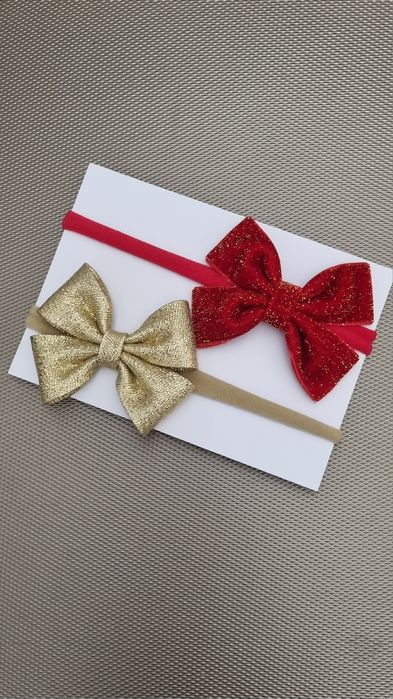 Piękne dwie opaski kokardki błyszczące złota I czerwona święta sesja