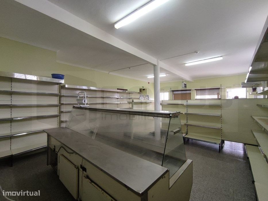 Loja para Arrendamento no centro da vila de Requeixo